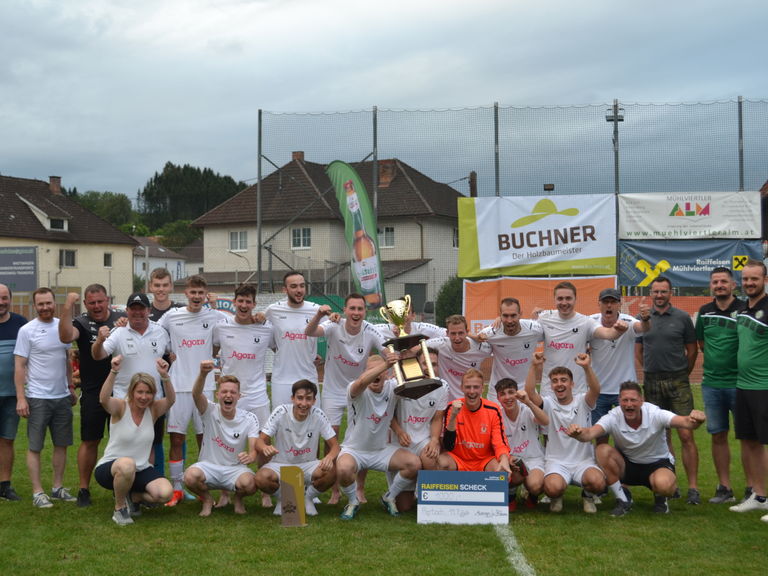 Union Königswiesen mit dem Wanderpokal