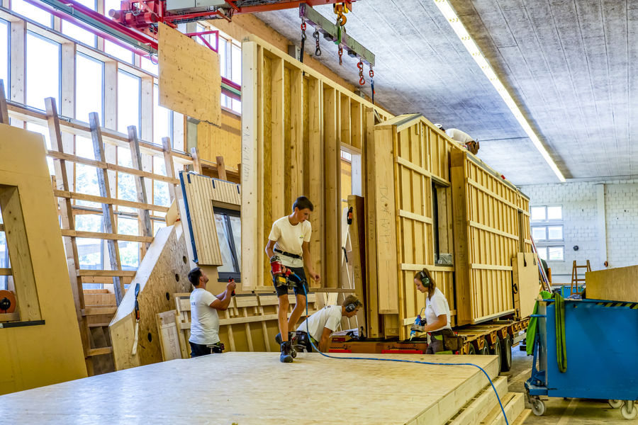 Aufbau von Holzbaukonstruktionsteilen in einer Halle 
