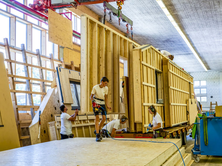 Aufbau von Holzbaukonstruktionsteilen in einer Halle Aufbau von Holzbaukonstruktionsteilen in einer Halle