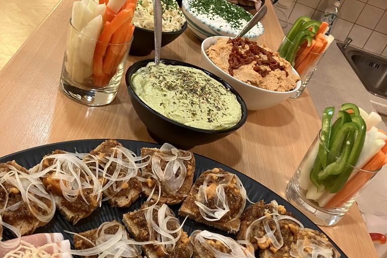 Stärkung beim regionalen Buffet von der Stoaninger Alm Schönau