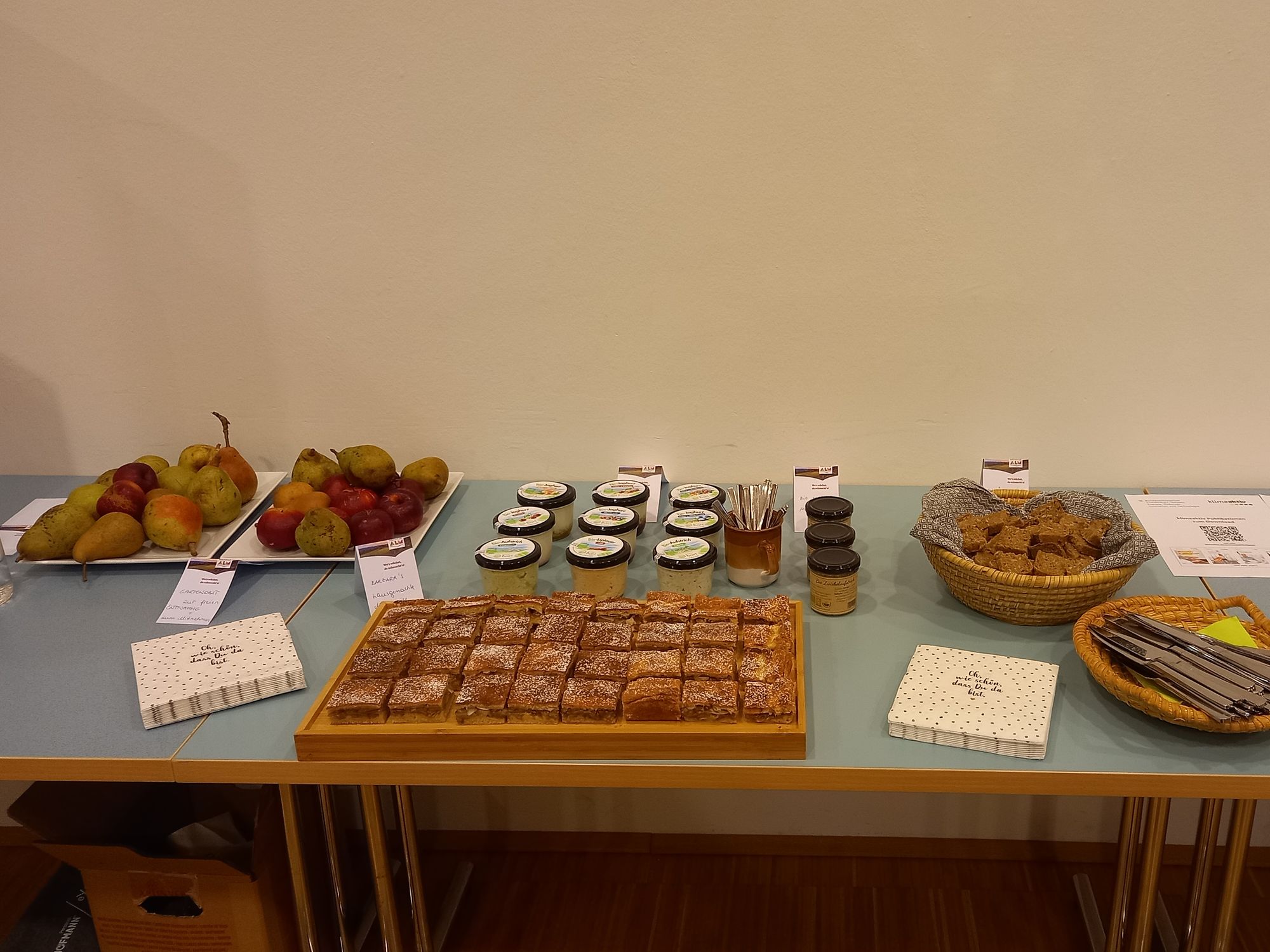 Regionales Buffet bei Veranstaltungen mit Fallobst, Aufstrichen, Brot, Joghurt und Kuchen,