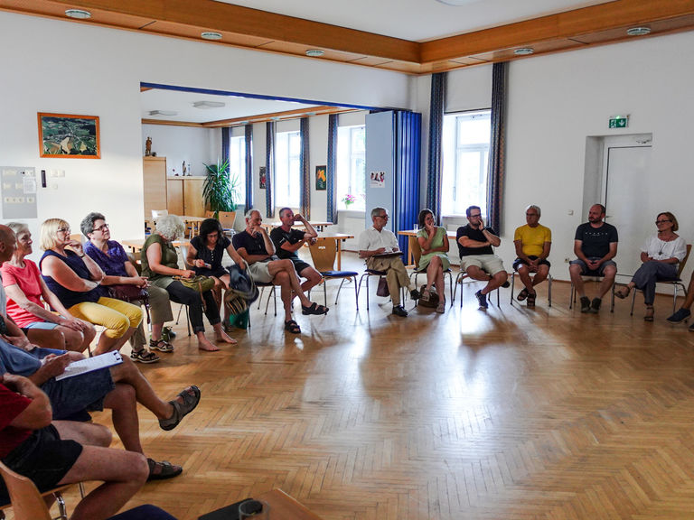 Interessierte Teilehmerinnen und Teilnehmer beim GenugLABOR in Schönau