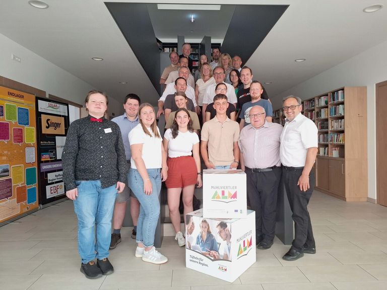 Gruppenfoto Jugendlicher und Vertreterinnen und Vertreter der Gemeinden und des Almvorstandes nach der Abschlusspräsentation des Jugendrates