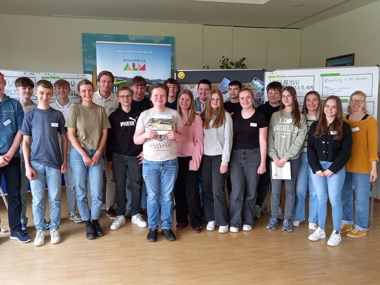 Gruppenfoto der Jugendlichen beim Jugendrat in Weitersfelden Gruppenfoto der Jugendlichen beim Jugendrat in Weitersfelden