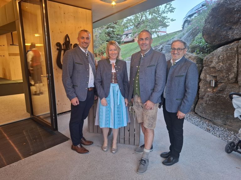 Alm-Obmann Andreas Derntl, Renate Fürst, Martin Moser und Johannes Hinterreither-Kern im Almjanker Alm-Obmann Andreas Derntl, Renate Fürst, Martin Moser und Johannes Hinterreither-Kern im Almjanker