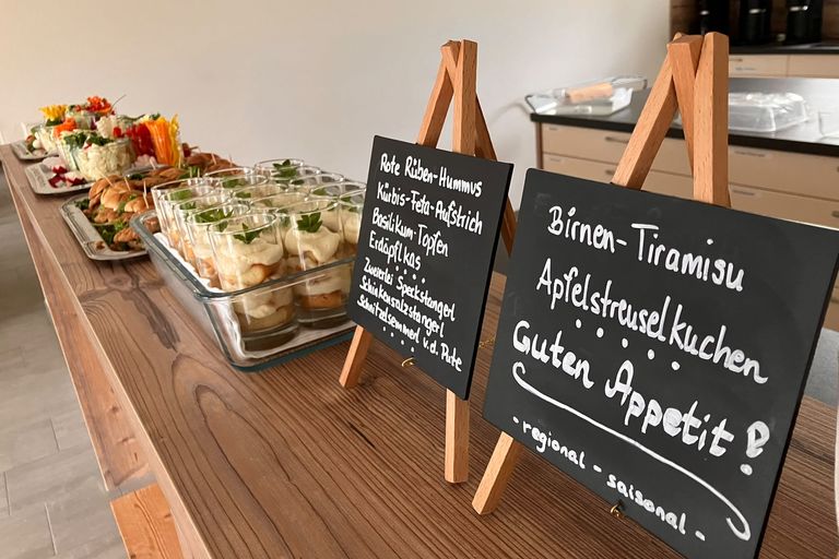 Stärkung bei einem liebevoll zubereiteten, regionalen Buffet von Carina Starzer-Gasthaus Kronagl Mönchdorf