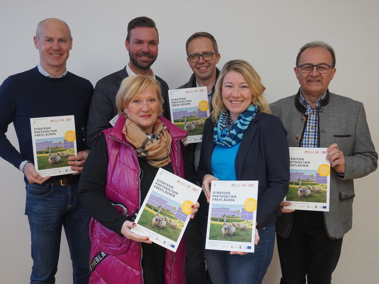 Präsentation der Photovoltaik Freiflächen Strategie durch die LEADER Obleute und Geschäftsfüherinnen der Regionen Mühlviertler Alm und Mühlviertler Kernland Präsentation der Photovoltaik Freiflächen Strategie durch die LEADER Obleute und Geschäftsfüherinnen der Regionen Mühlviertler Alm und Mühlviertler Kernland