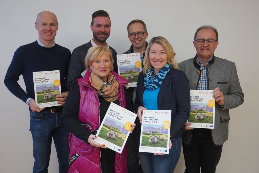 Präsentation der Photovoltaik Freiflächen Strategie durch die LEADER Obleute und Geschäftsfüherinnen der Regionen Mühlviertler Alm und Mühlviertler Kernland Präsentation der Photovoltaik Freiflächen Strategie durch die LEADER Obleute und Geschäftsfüherinnen der Regionen Mühlviertler Alm und Mühlviertler Kernland