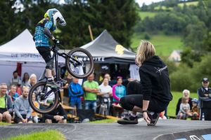 Pumptrackfahrer am Pumptrack Königswiesen mit Publikum und Fotografin Bikement Austrian Pumptrack Series Foto Marc Schwarz