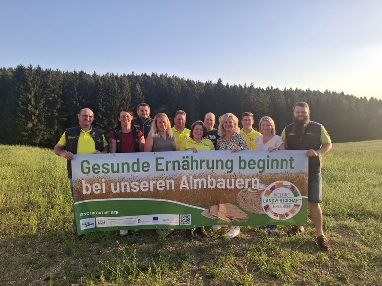 Die Mühlviertler Alm Bauern mit dem Transparent - Gesunde Erährung beginnt bei unseren Almbauern