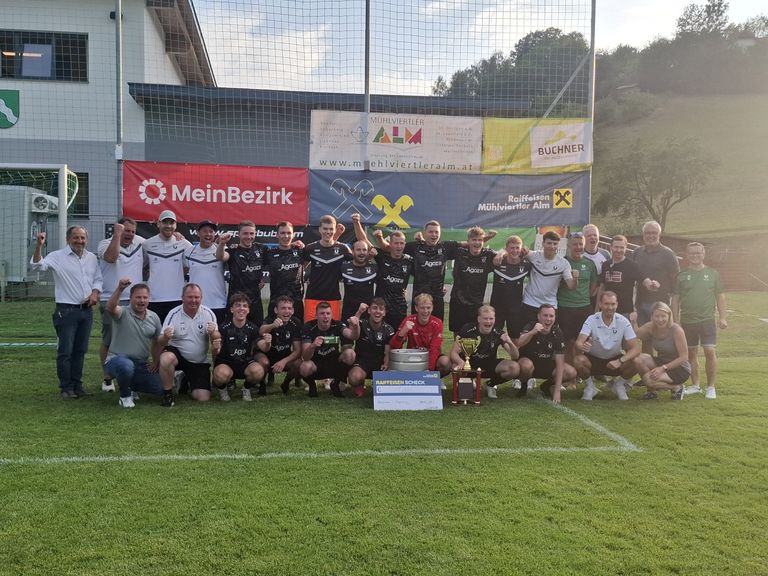 Fußballmannschaft der Union Königswiesen zusammen mit den Sponsoren, Vertretern des Verband Mühlviertler Alm sowie Vertreter der Union Unterweißenbach (Obmann Peter Lindner und Sektionsleiter Hubert Nötstaller) und Bürgermeister Johannes Hinterreither-Kern.