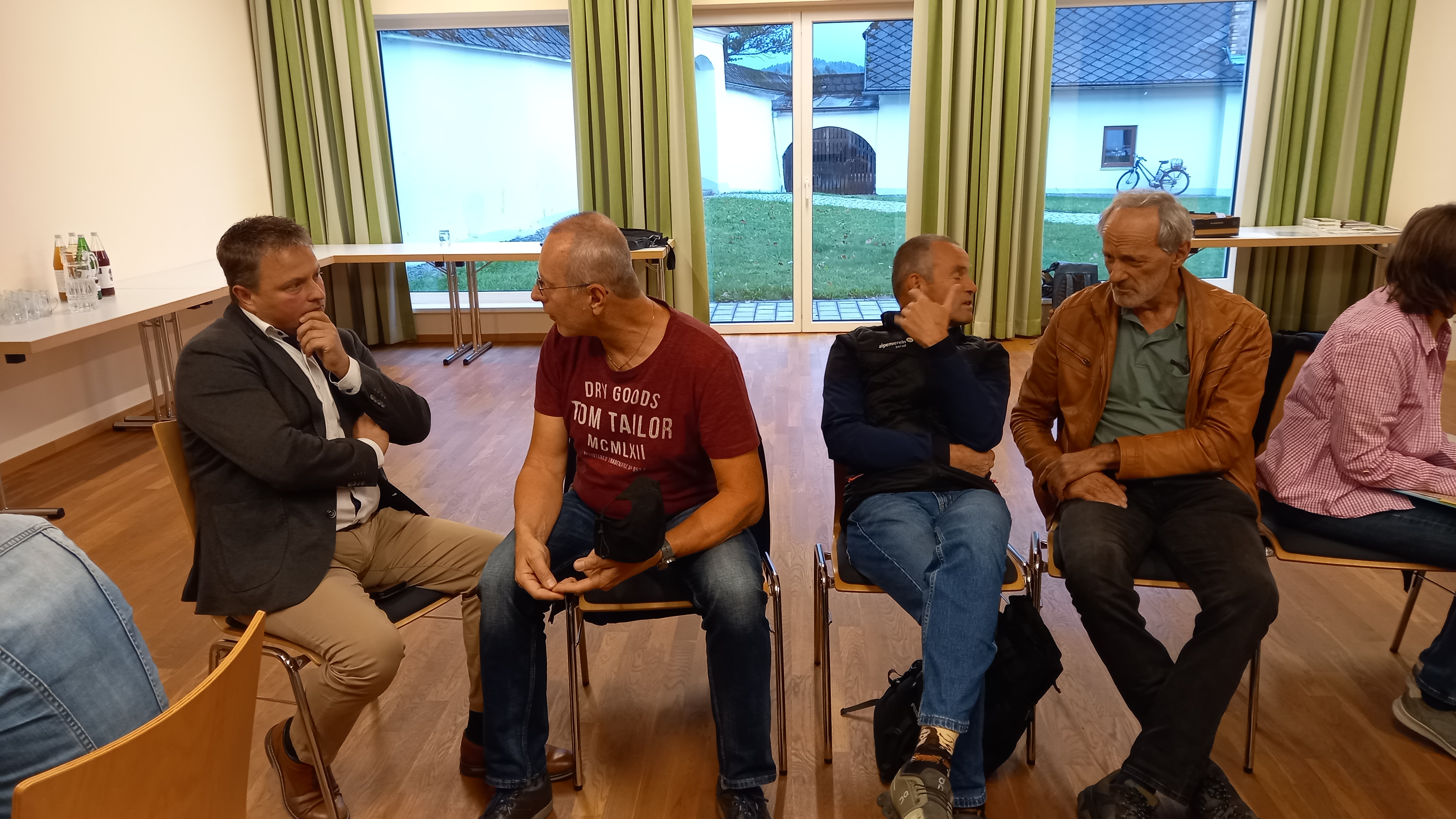 Aufgabe - Erzähle einer Person im Raum von deiner Projektidee